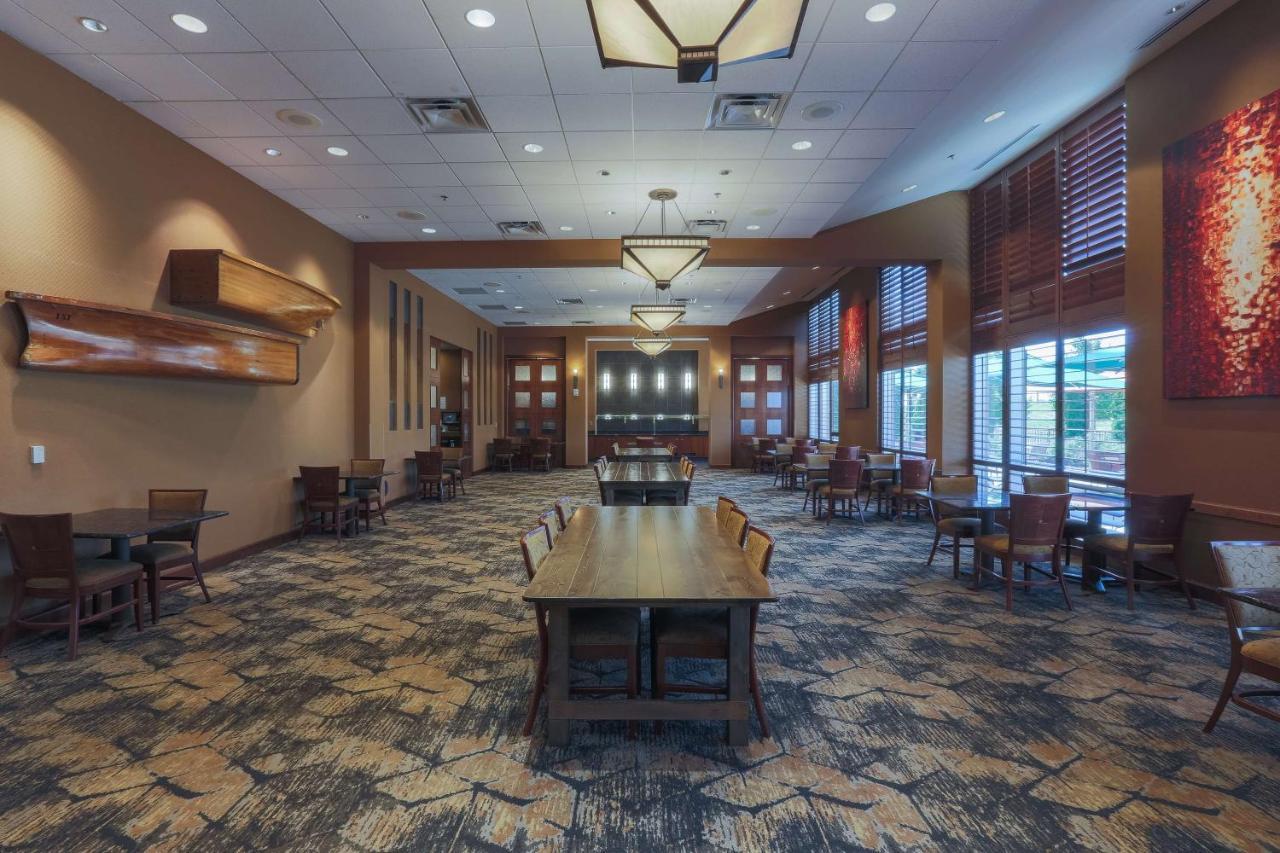 Doubletree By Hilton Bay City - Riverfront Esterno foto